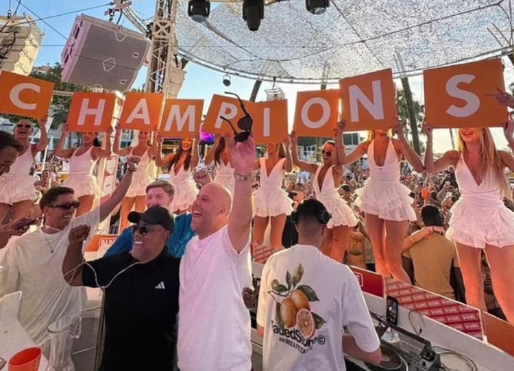 轻松加惬意！邮报：斯洛特在庆祝利物浦夺冠后前往伊比萨岛度假